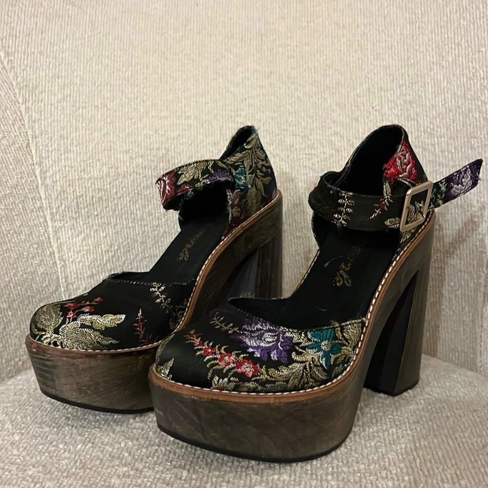 Free People Starlett wood platform heel black floral shoes.   Women’s size 6.